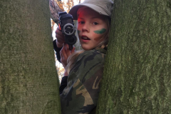 Lasergame tussen bomen