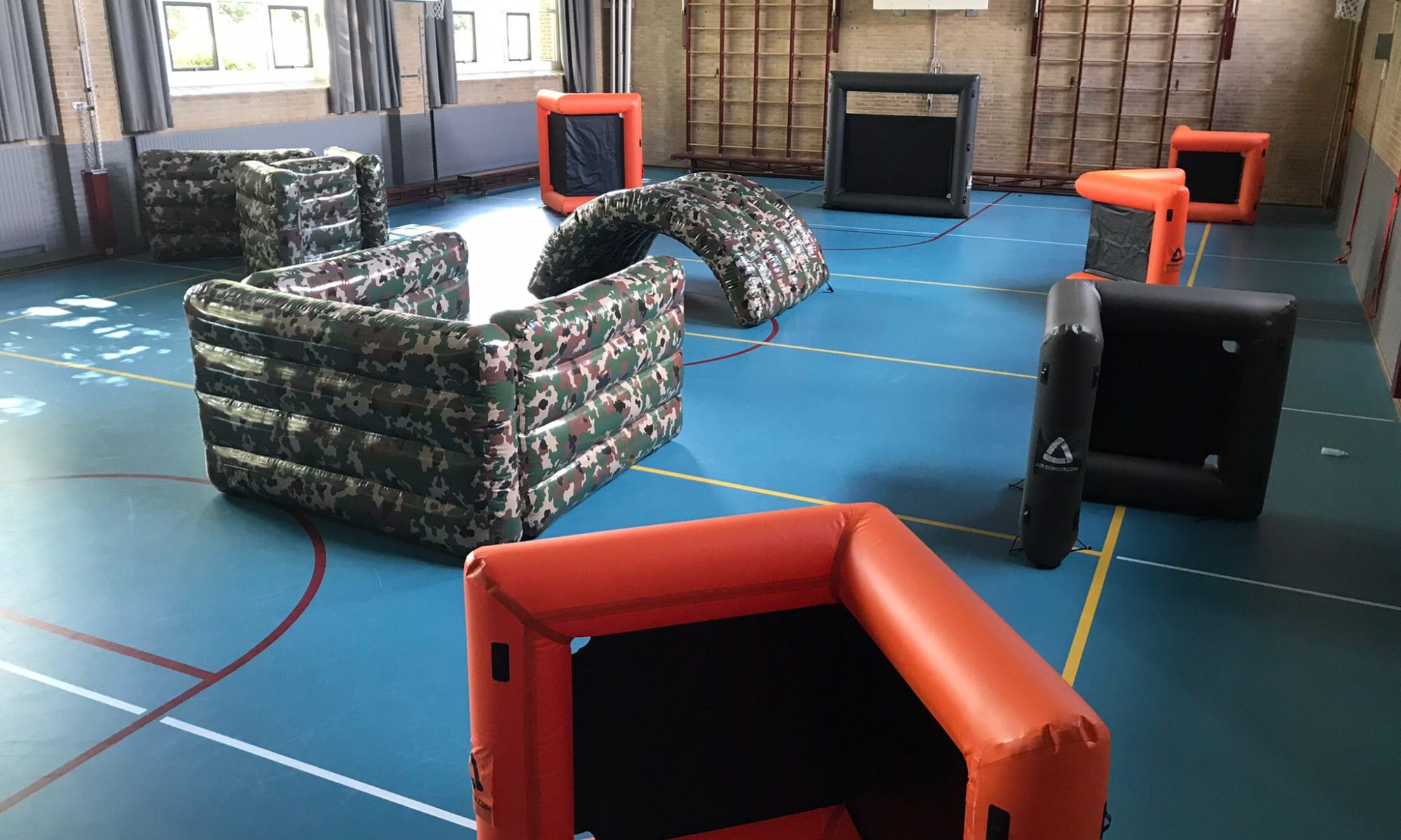 lasergame obstakels in een gymzaal